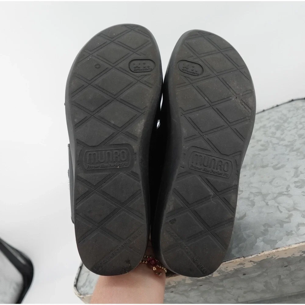 Munro American Black Patent Leather Slide Sandals Studded Straps Womens 8 M 6051
